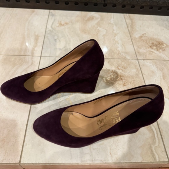 Salvatore Ferragamo Wedge Pumps 9B Plum Purple Suede Gold Chain - Picture 11 of 13